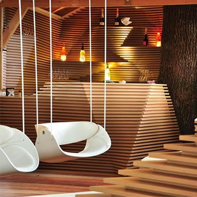 Intérieur du bar Perching Life dans les arbres